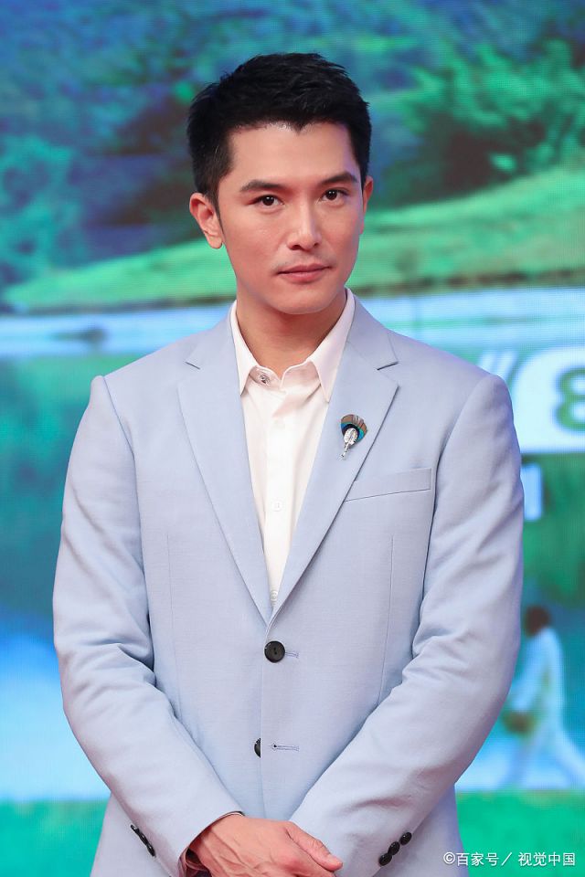 邱泽穿蓝色西装气质干净清爽 陆怡璇身着背带裙歪头甜笑纯美动人